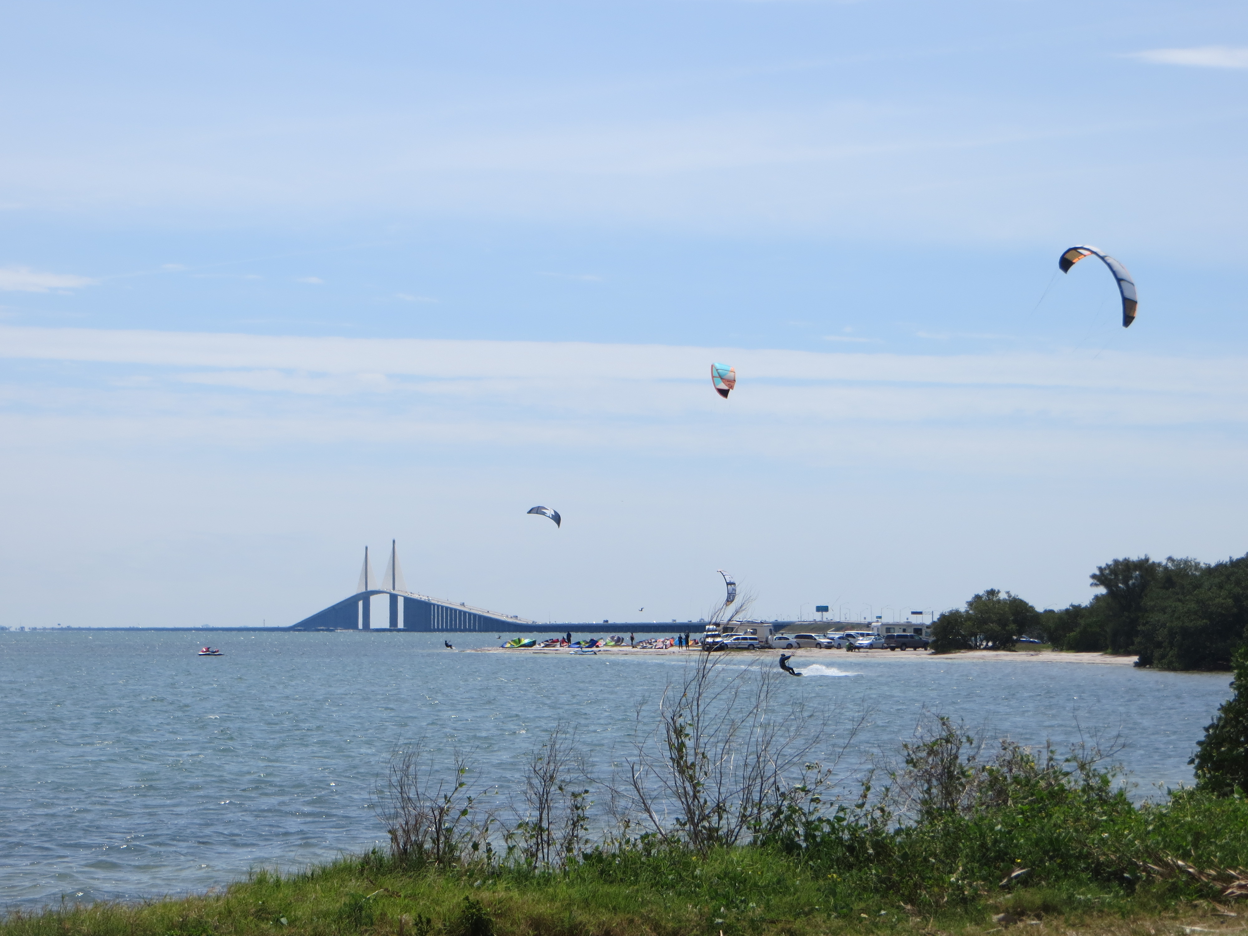 Zahlreiche Kitesurfer nutzen die idealen Bedingungen in der Buch vor St. Petersburg - im Hintergrund die Sunshine Skyway Bridge