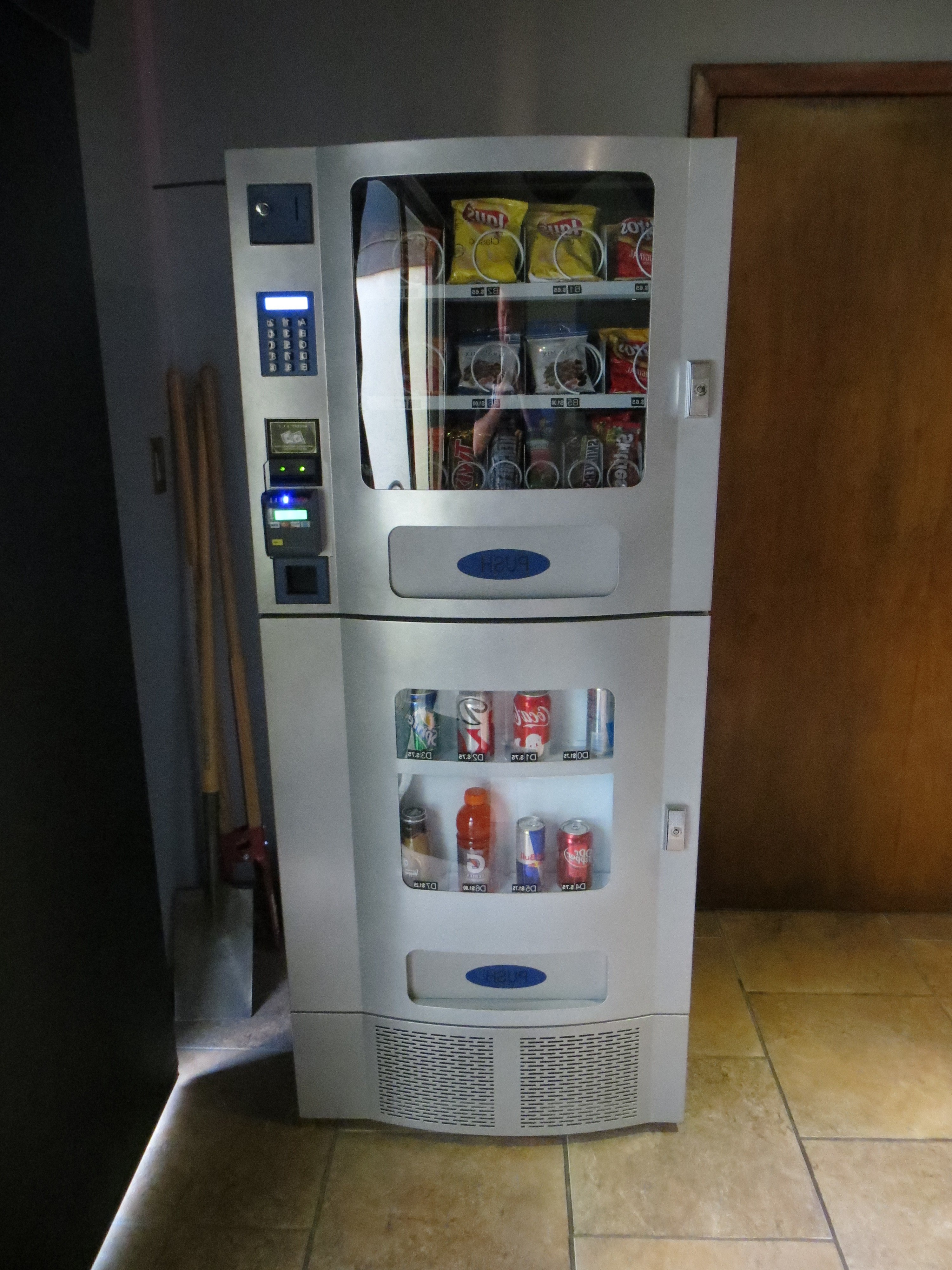 Der Snack- und Getränkeautomat im Morrisound Studio: Cola und Chips anstatt Whisky und Bier...