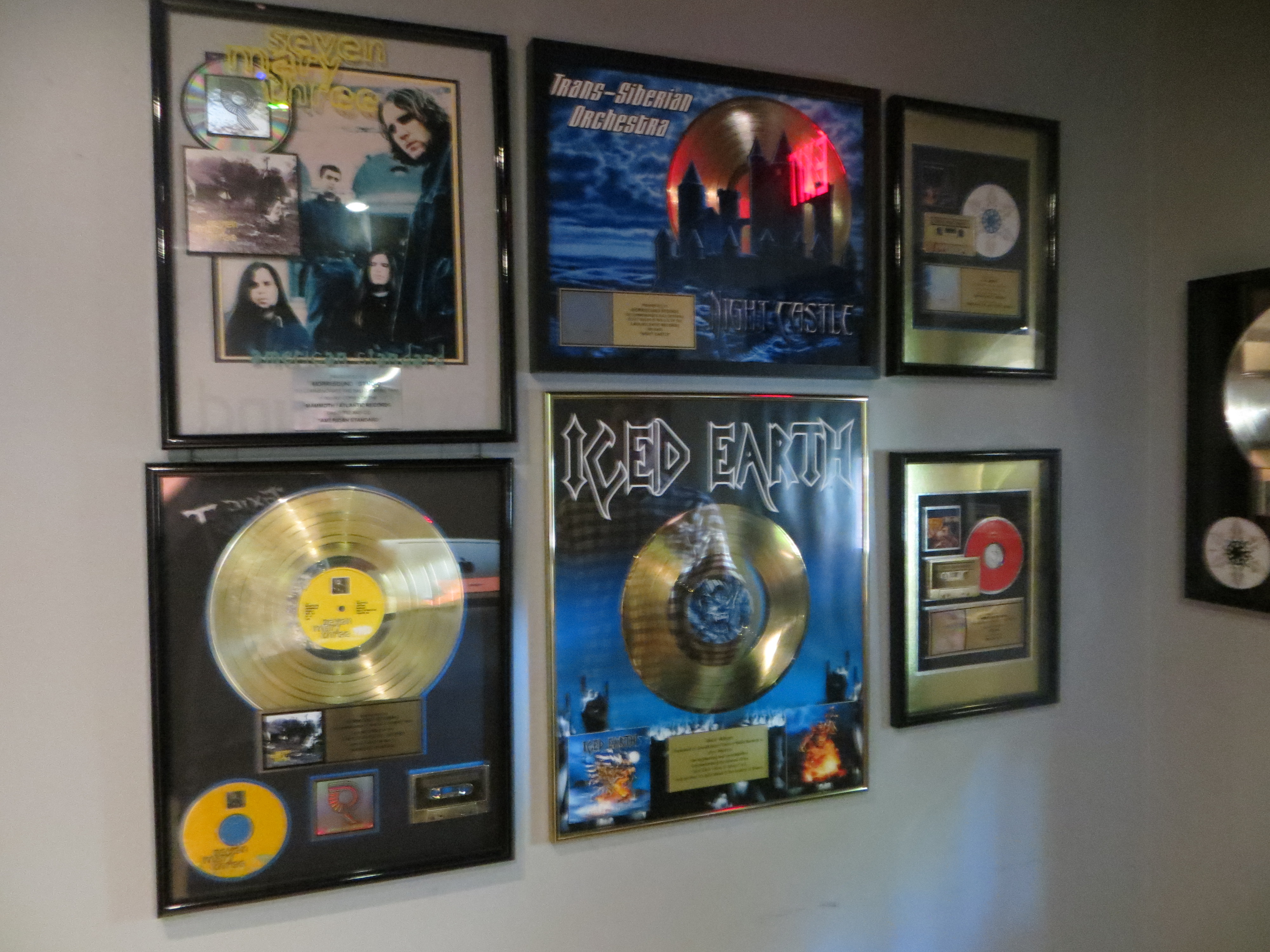Das Morrisound Studio hat neben einer Platin-Schallplatte für den Soundtrack von &quot;The Crow&quot; auch einige goldene Schallplatten im Metal-Bereich verliehen bekommen