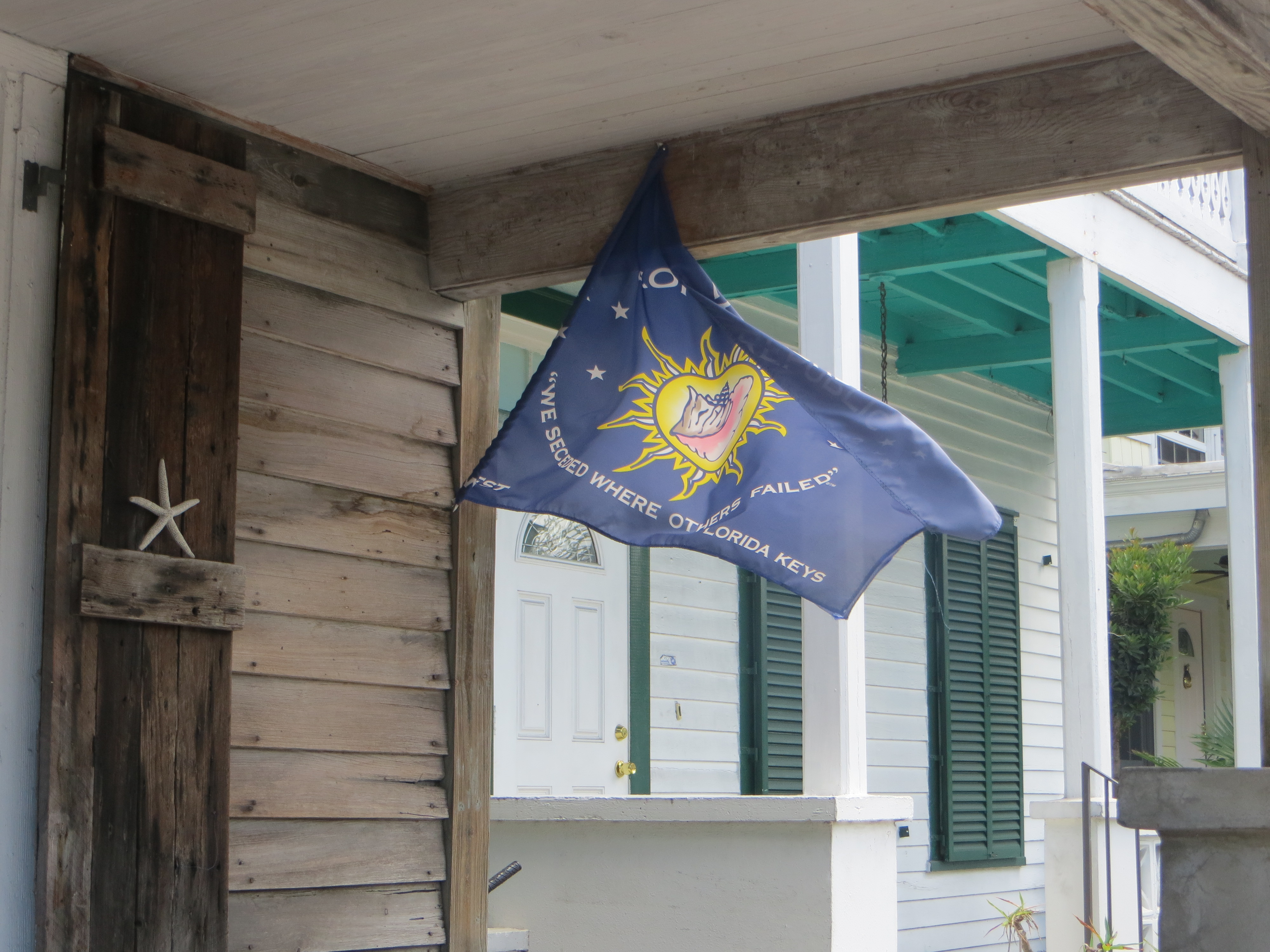 Altes Wohnhaus auf Key West mit der Flagge der Conch Republic
