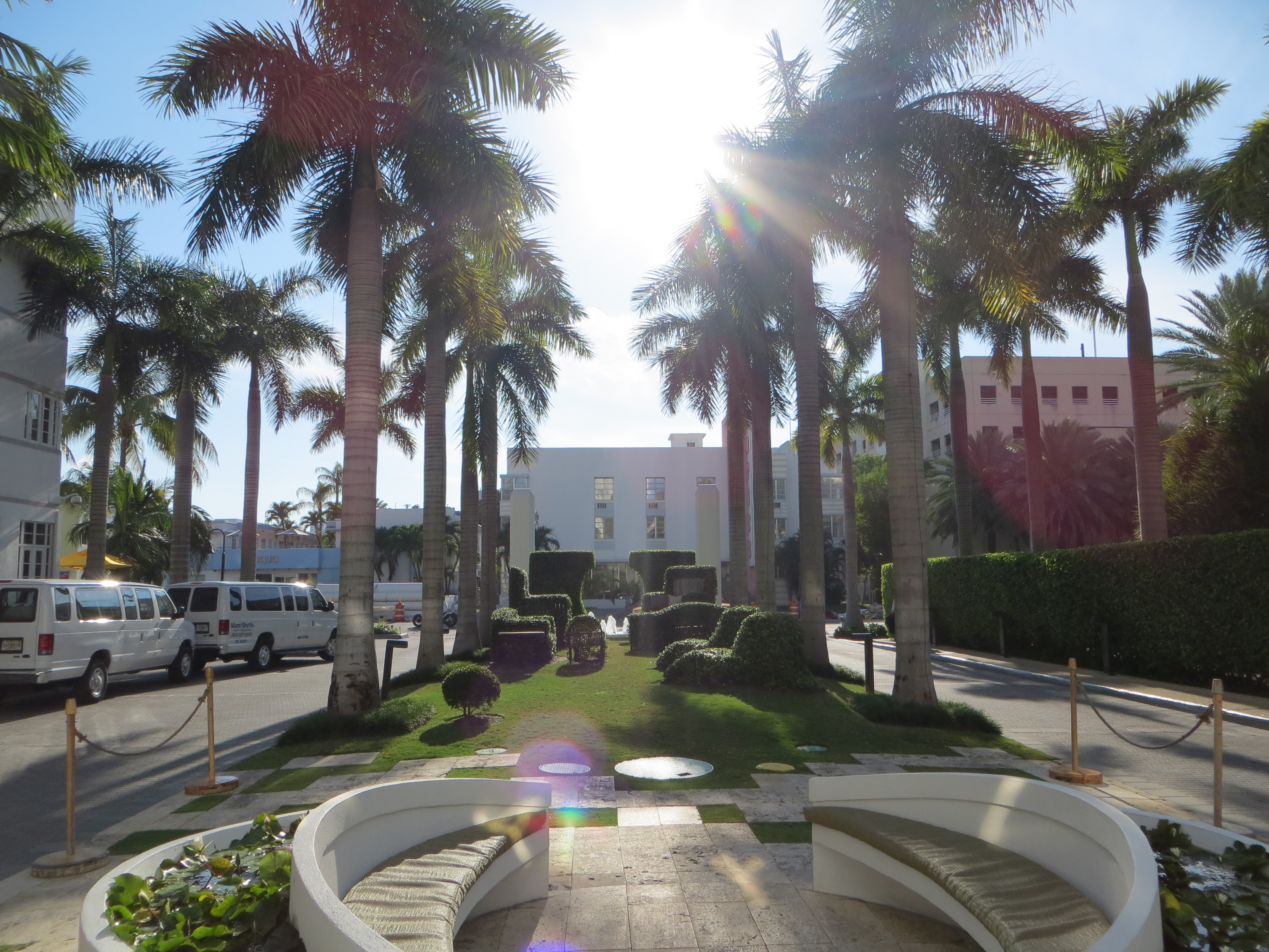 Das James Royal Palm Hotel empfängt seine Gäste mit viel Sonne und Palmen...