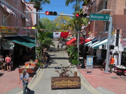 Fußgängerzone und kulinarische Meile im spanischen Kolonialstil - der Espanola Way in South Beach