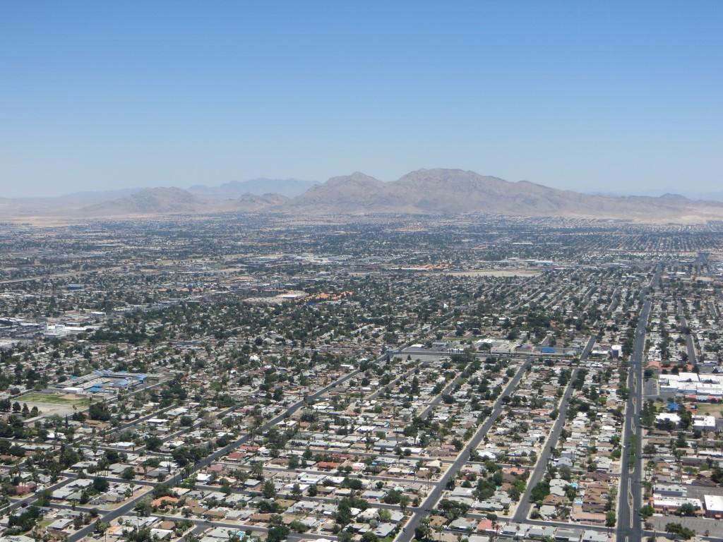 Downtown Las Vegas mit dem Red Rock Canyon im Hintergrund