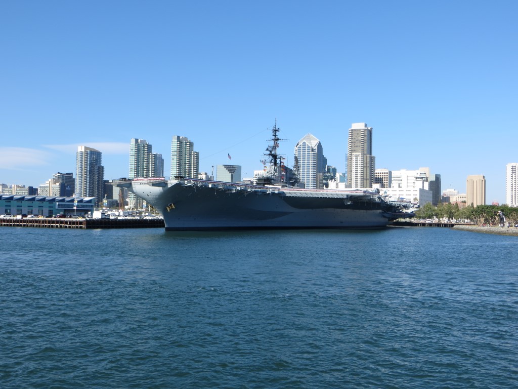 In der Marinebasis von San Diego liegen unzählige kleine bis große Kriegsschiffe