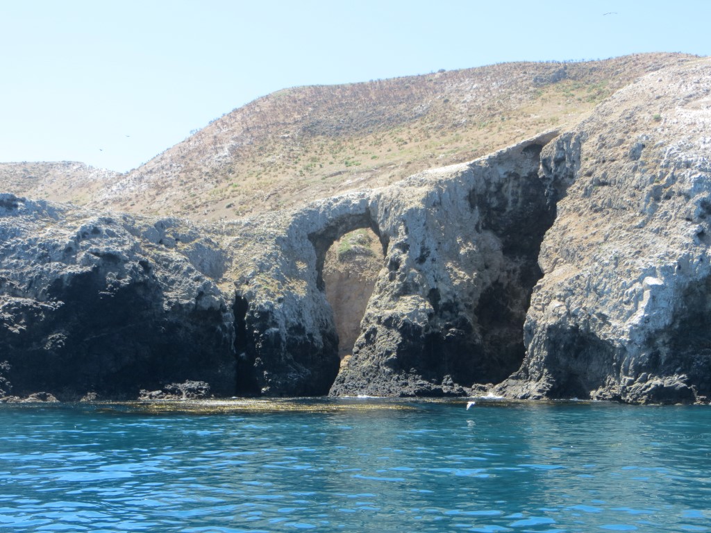 Die Naturgewalten haben im Laufe der Zeit viele "Tore" in das Gestein der Insel gefressen